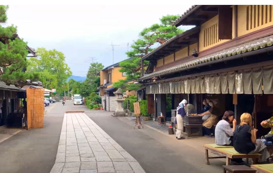 参道を歩いていくと、両側には老舗のあぶり餅屋さんが並んでいて、境内に入る前から良い香りが漂ってきます。