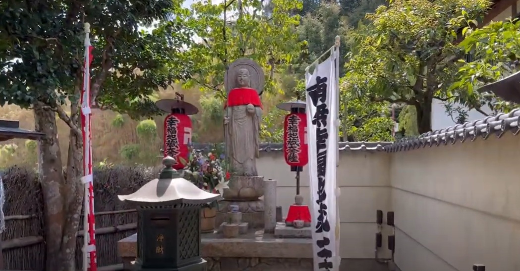 境内には「わらじを履いたお地蔵様（幸福地蔵菩薩）」が立っています。