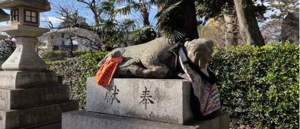 境内には「撫で牛」と呼ばれる牛の像がたくさんあります。