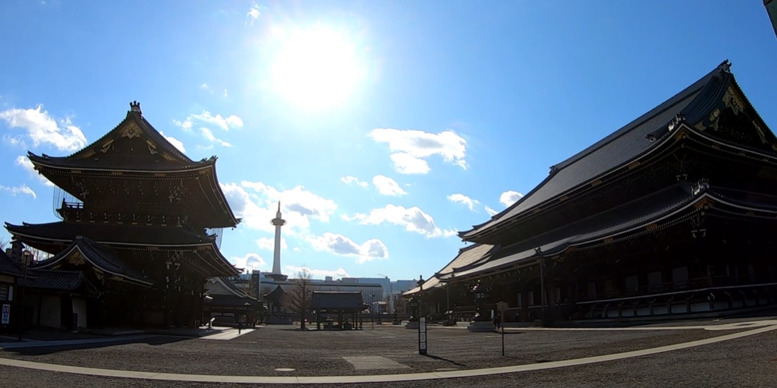 境内の中央には、御影堂と阿弥陀堂が並び立ち、荘厳な雰囲気を放っています。