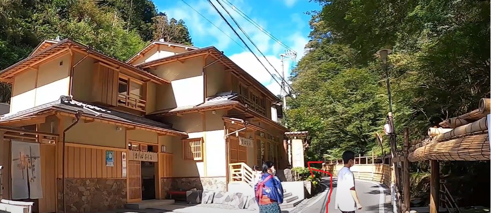 左側に見えているのは、貴船茶屋です