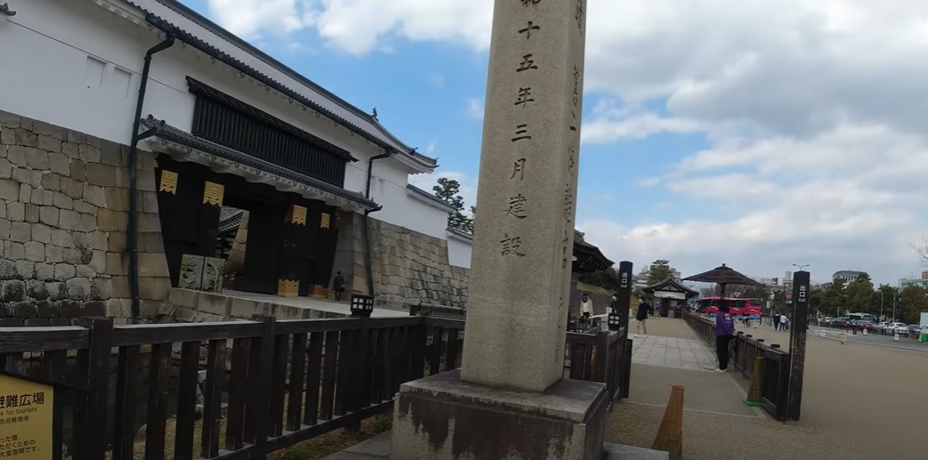 最初に見えてくる東大手門は、出口専用です