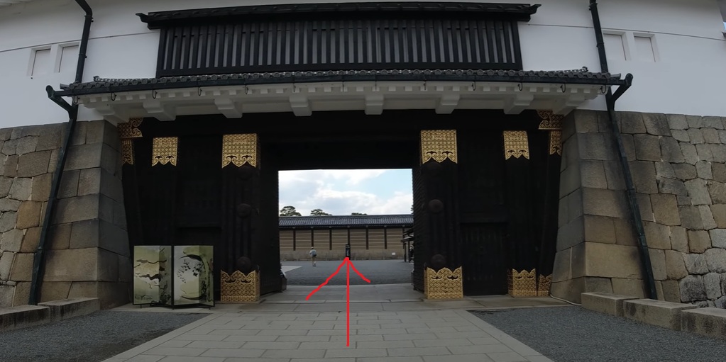 東大手門を抜けます。