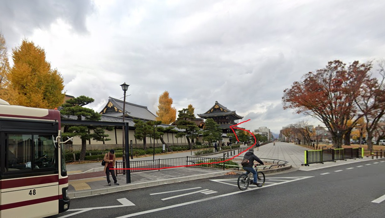 烏丸七条バス停に着いたら、もう目の前に東本願寺の阿弥陀堂門が見えています。
