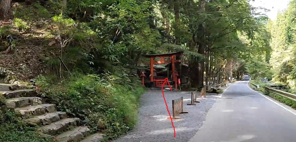 約400ｍ行くと、奥宮の鳥居が見えてきます。