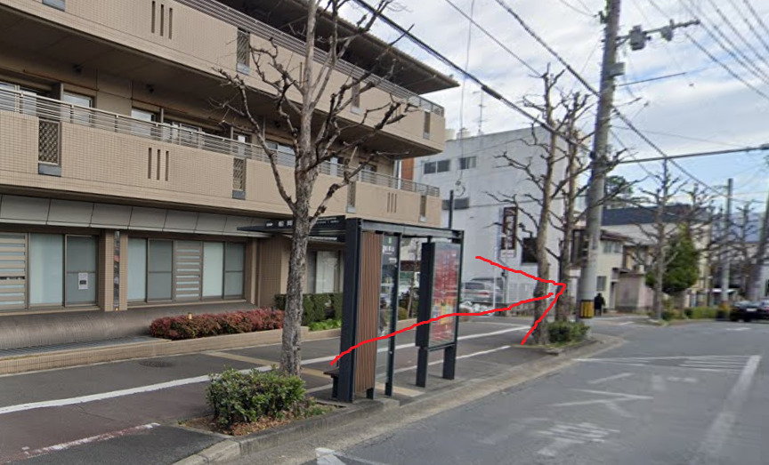 船岡山バス停に着いたら、東方向に進んでください。東方向は、バスの進行方向になります。