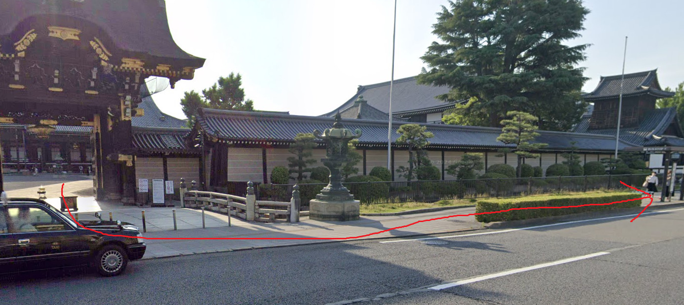 西本願寺の阿弥陀堂門を出て、左折します。すると、すぐに西本願寺前バス停が見えてきます。