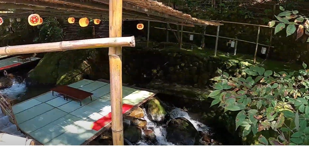 貴船らしい川床が見えてきました。