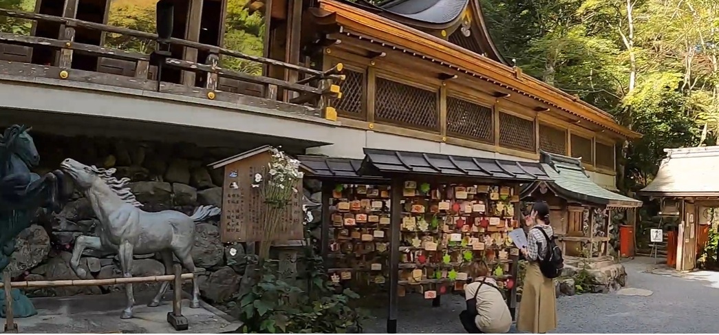 貴船神社は、絵馬発祥の地と言うだけあって、たくさんの絵馬がありました。
