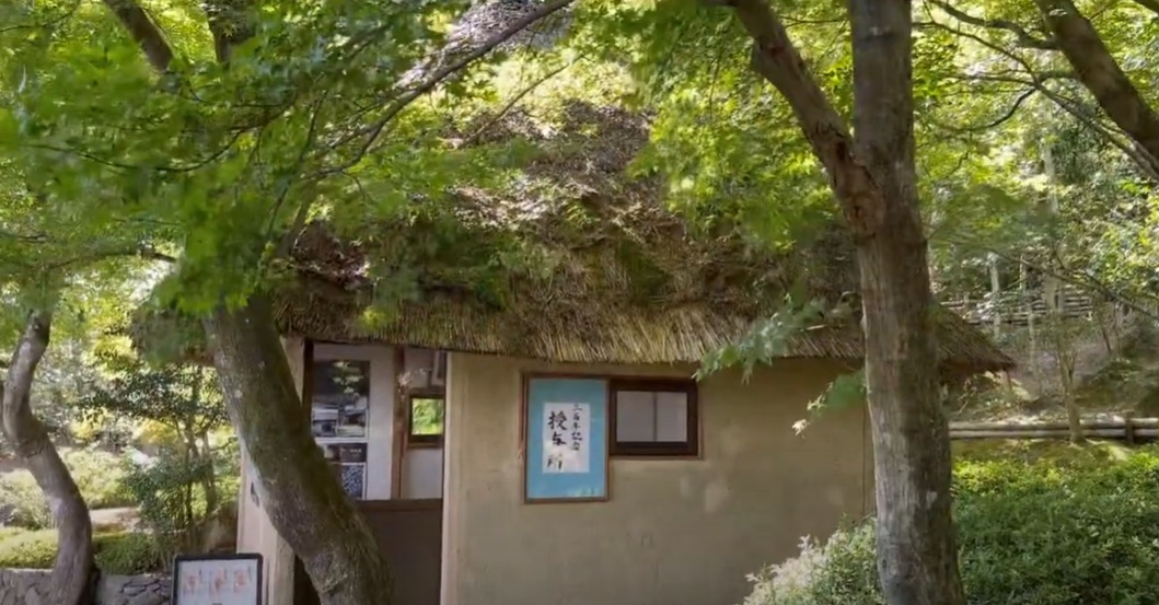 鈴虫の小屋です。ここでご朱印を頂けます。