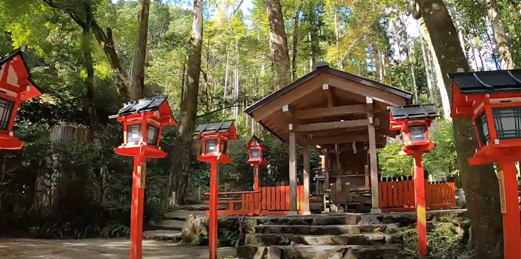 階段を登りきると、結社（中宮）に到着です