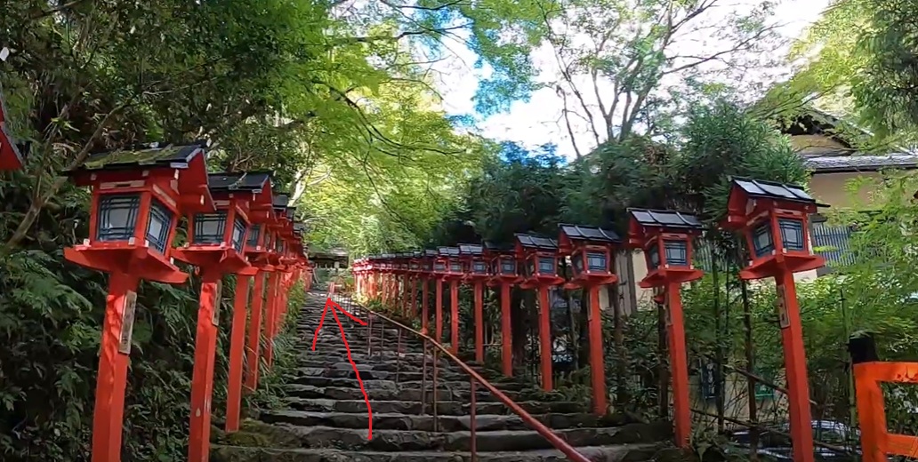 鳥居をくぐり、階段を登ります。なんか幻想的な雰囲気です。