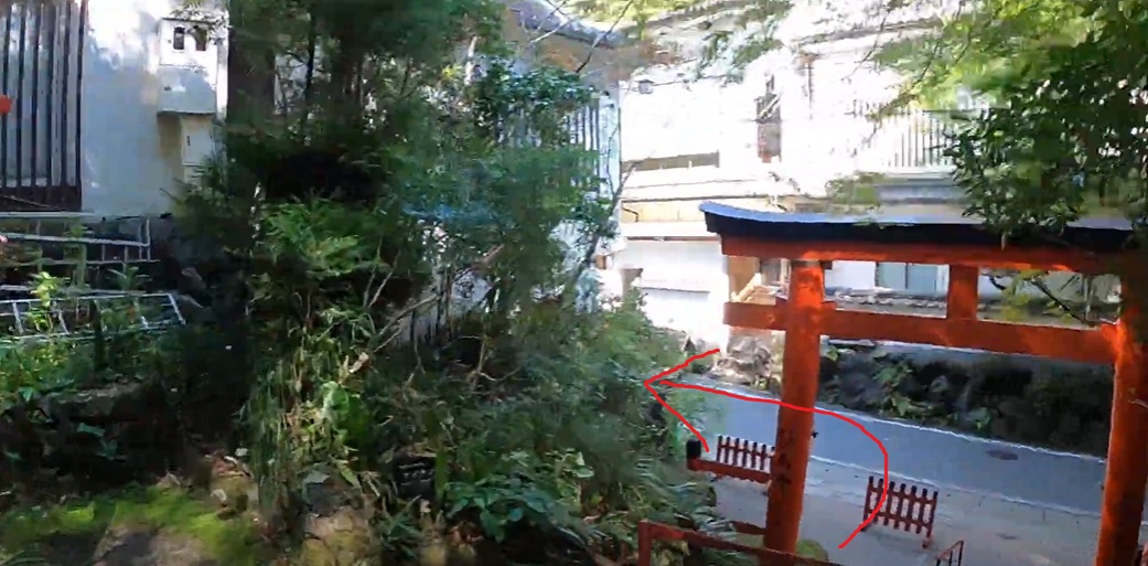 鳥居を抜けたら左方向です。