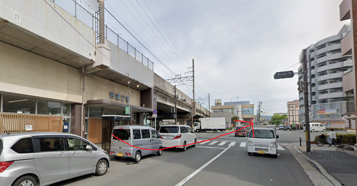JR丹波口駅に着いたら、右方向に進みます。目の前の交差点も直進します。