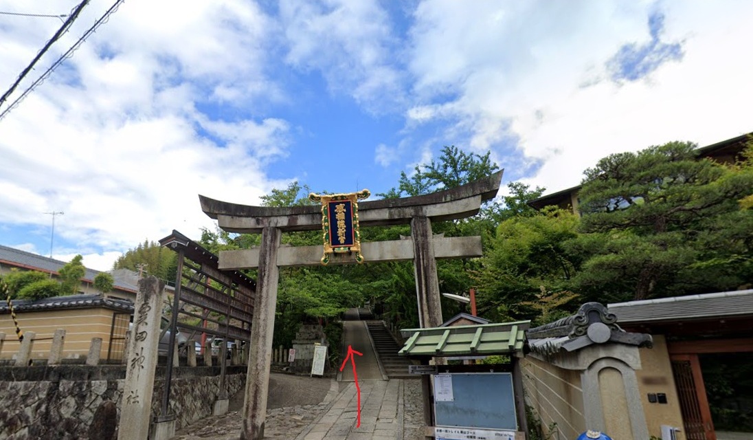 さらに、約50ｍ行くと、粟田神社の鳥居に到着です。