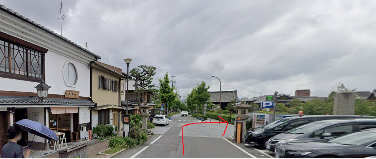 すぐを右折します。