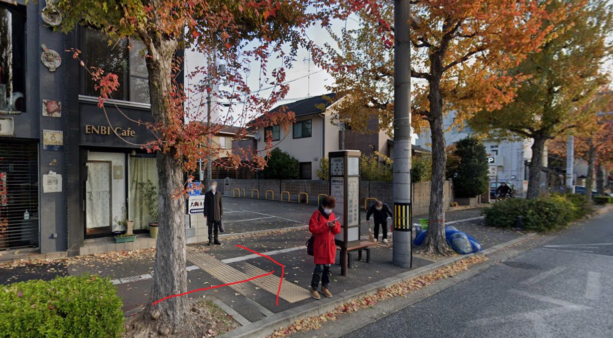 すぐ先に建勲神社前バス停が見えてきます