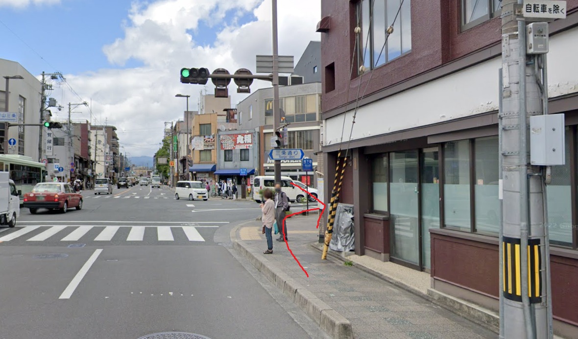 すぐ先の交差点を右折します。