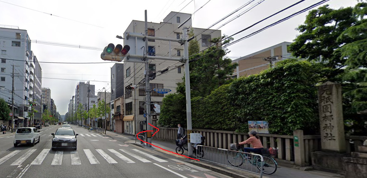 そして、すぐの信号を右折します。