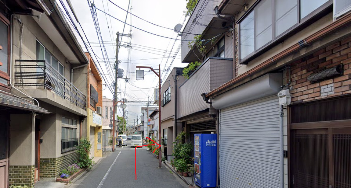 そのまま、すっと真っすぐ進ます。そして、スマイル薬局を右折します。