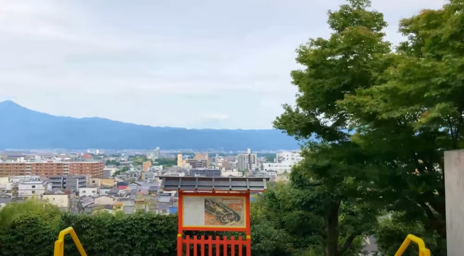 参拝後に風を感じながらゆっくり景色を眺めるのもおすすめです。