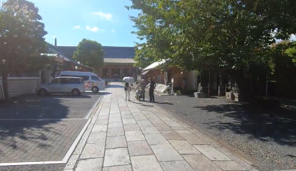 境内には静けさと凛とした空気が漂っています。