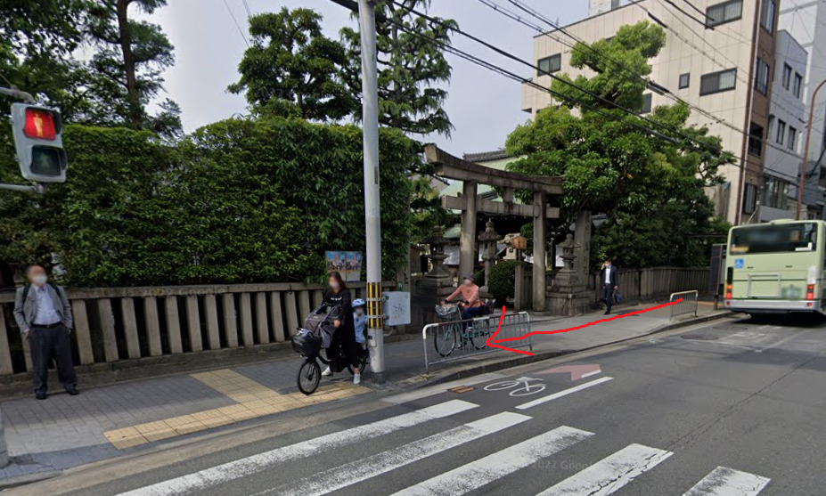 壬生寺道バス停に着いたら、東方向に進みます。東方向は、バスの進行方向の反対側になります。