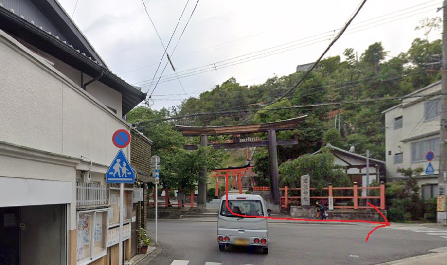 建勲神社の大鳥居から出て、左方向に進みます。
