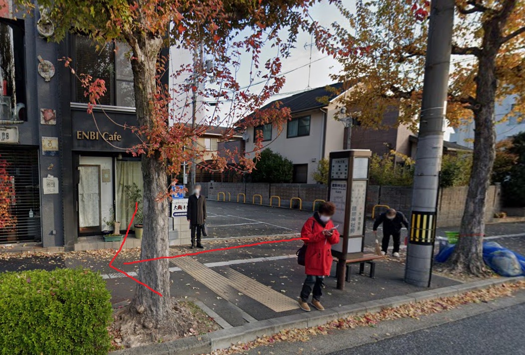 建勲神社前バスに着いたら、西方向に進みます。西方向は、バスの進行方向の反対側になります。