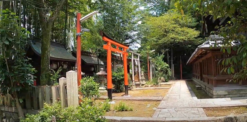 本殿の周りにも、たくさんの末社があります