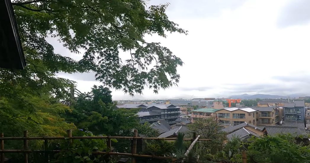 眼下には、平安神宮の鳥居も見えています。
