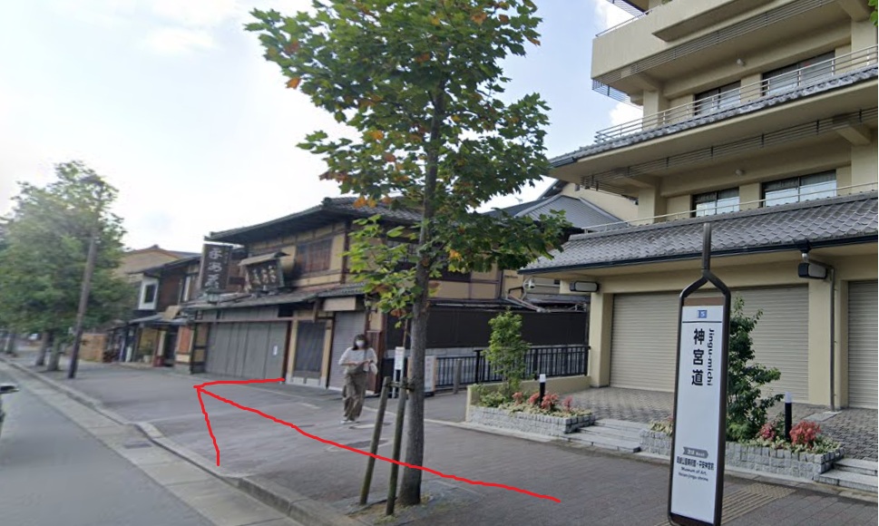 神宮道バス停に着いたら、南方向に進みます。南方向は、バスの進行方向の反対側です。