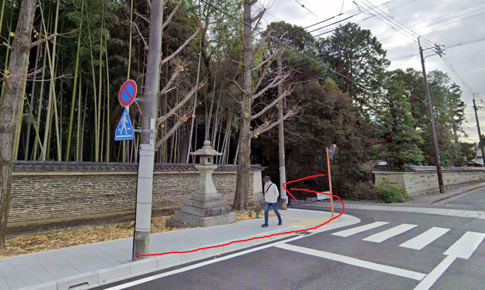 約100ｍ先を左折します。