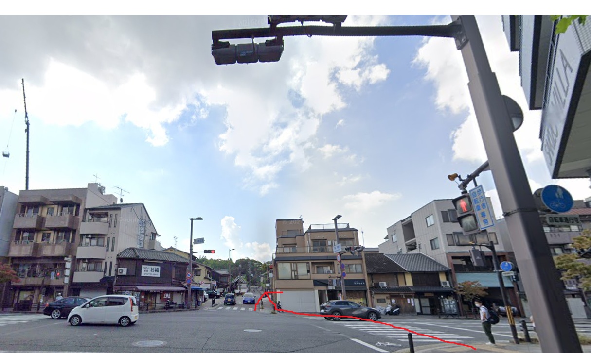 約100ｍ行くと、三条神宮道の信号が見えてきますが、直進します
