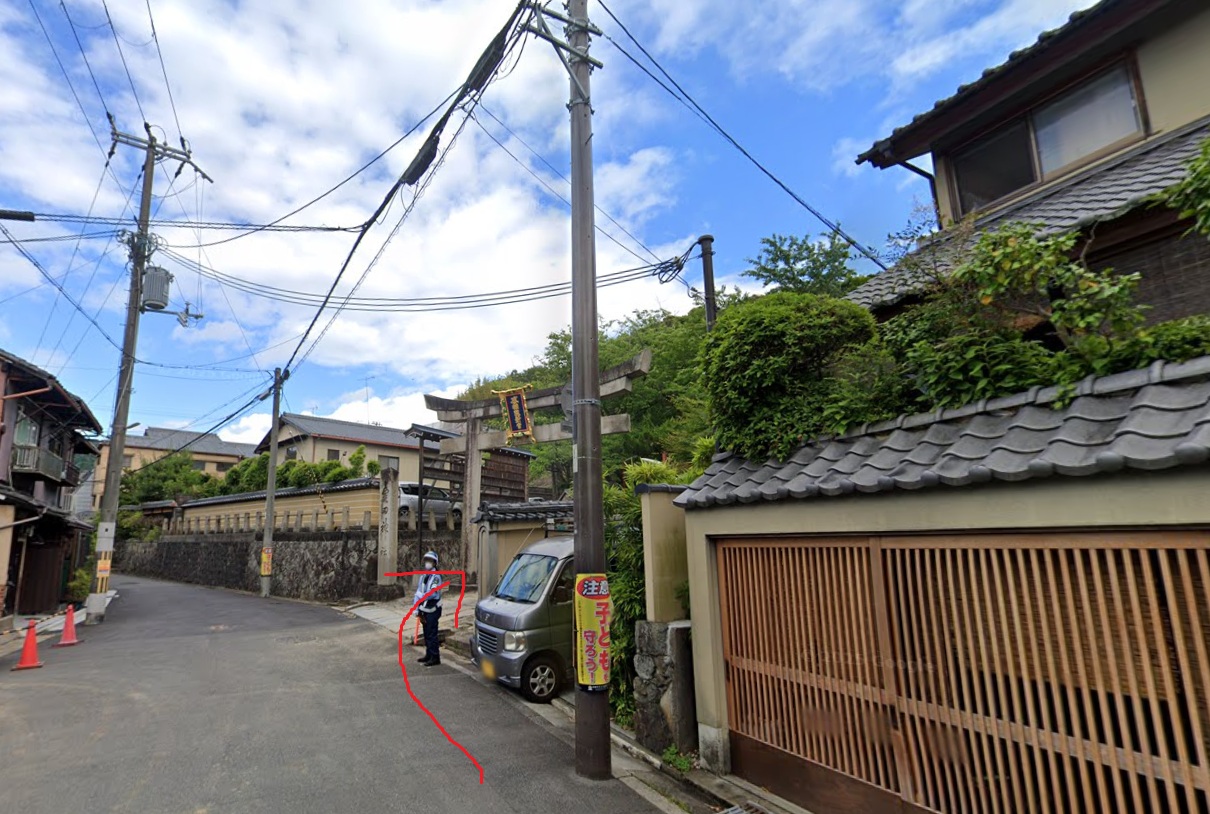 約100ｍ行くと、右側に粟田神社の鳥居が見えてきます。
