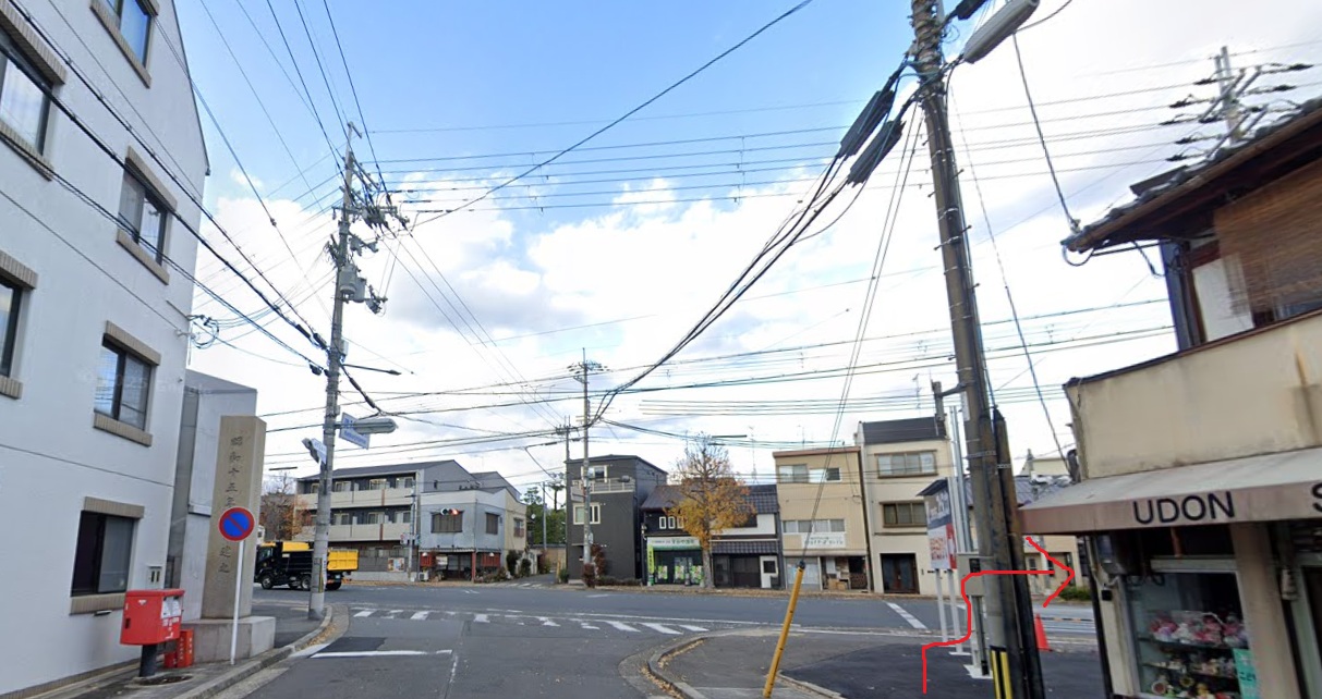約200ｍ先の突き当りを右折します。