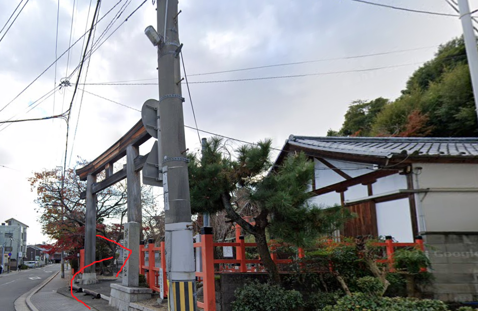 約300ｍ行くと、右側に建勲神社が見えてきます
