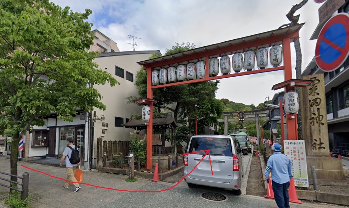 約500ｍ行くと、左側に鳥居が見えてきますので左折します。