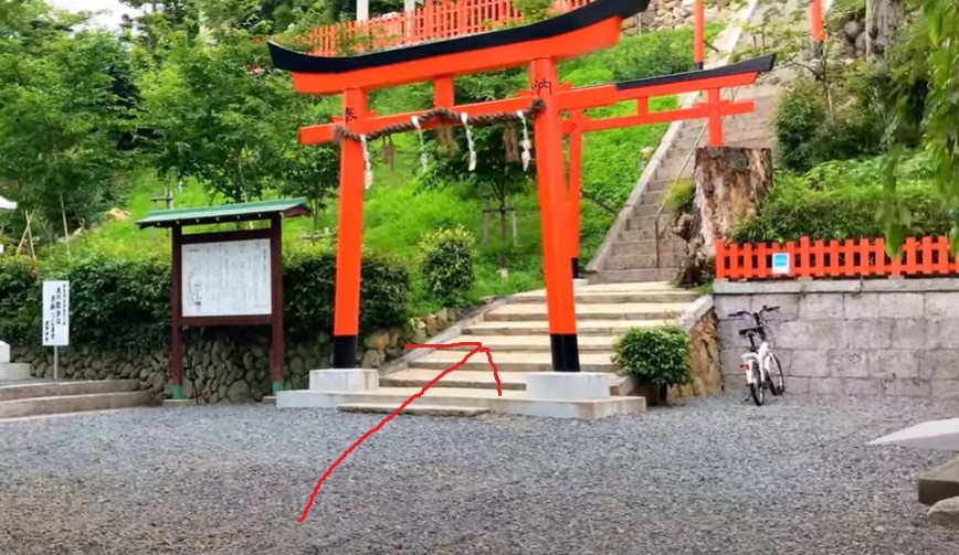 船岡山のふもとから石段を登り、木々に囲まれた参道を進んでいきます。