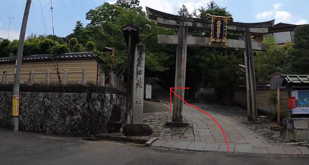 鳥居をくぐると、緩い登坂の階段が続きます。