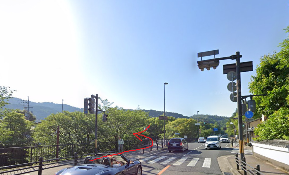 あとは、すっと道なりです。約600ｍ先を左折します。