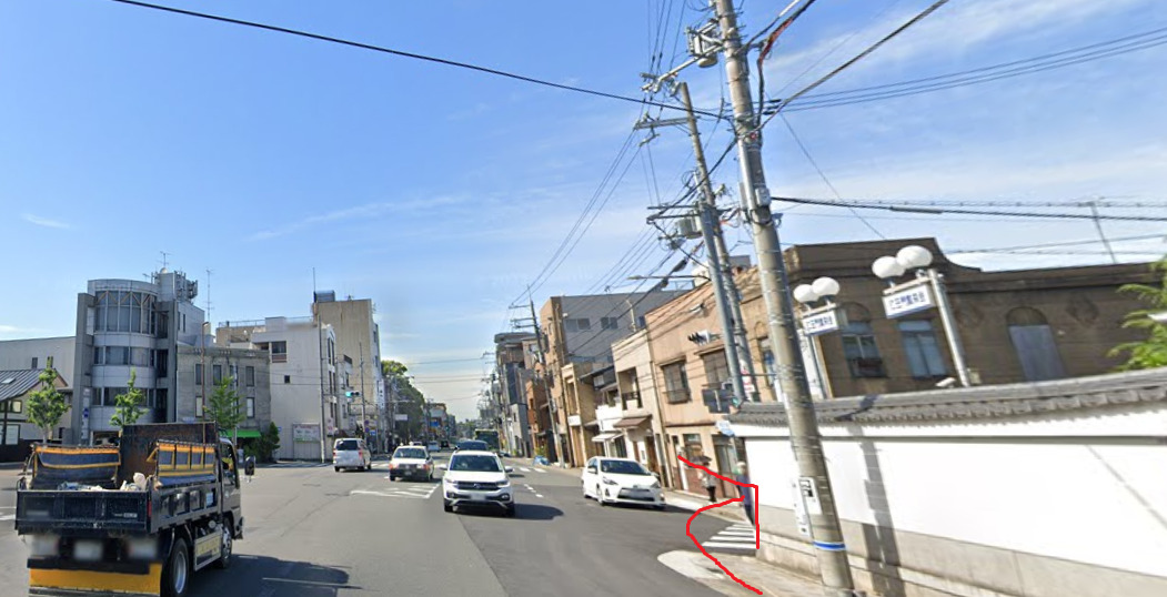 すぐを右折します。