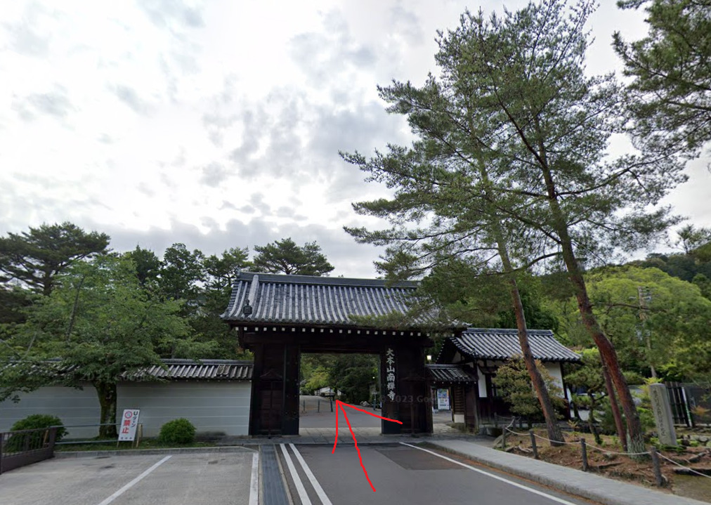 更にずっと真っすぐ進みます。すると、突き当りに南禅寺が見えてきます。