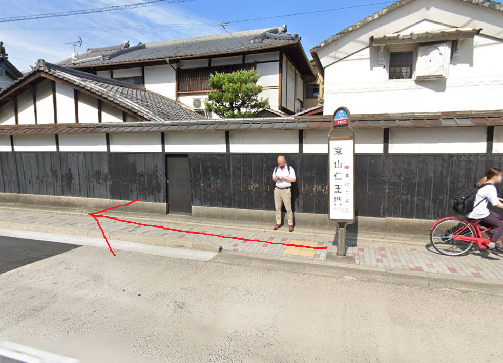 東山仁王門バス停に着いたら、南方向に進みます。南方向は、バスの進行方向の反対側になります。