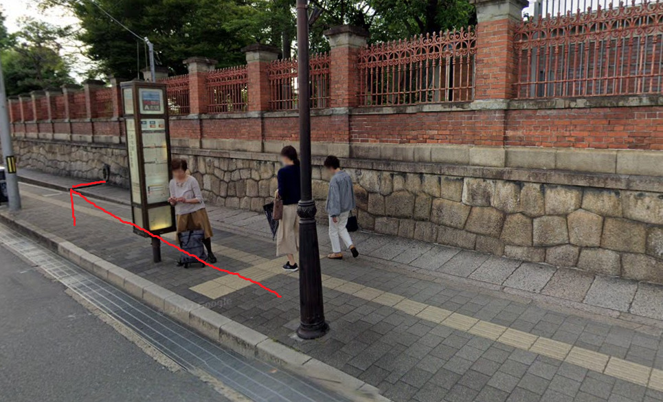 博物館三十三間堂前バス停に着いたら、西方向に進みます。西方向は、バスの進行方向の反対側になります。