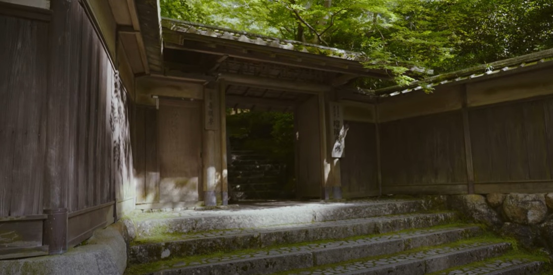 石畳の参道を進むと、苔むした山門が見えてきます。