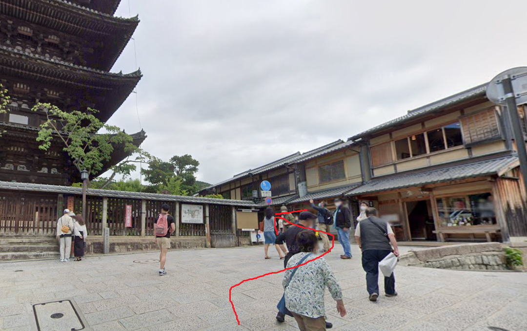 八坂の塔を超えて、真っすぐ進みます。