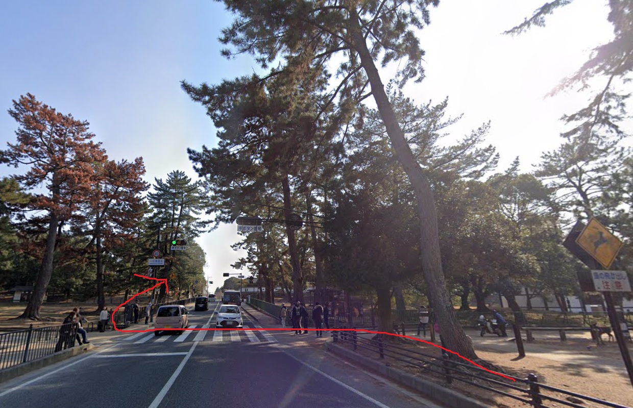 この後、春日大社へは左方向に進むので、渡れるところで、左側の歩道に移動しておきます