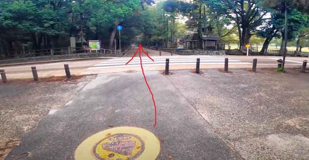 参道に道が交わっています。珍しいですね。ここも直進です。