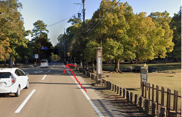 春日大社表参道バス停に着いたら、北方向に進みます。北方向は、バスの進行方向の反対側になります